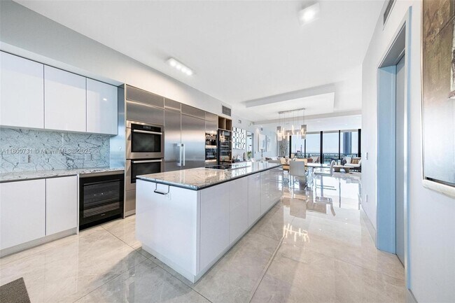 Building Photo - 5500 Island Estates Dr
