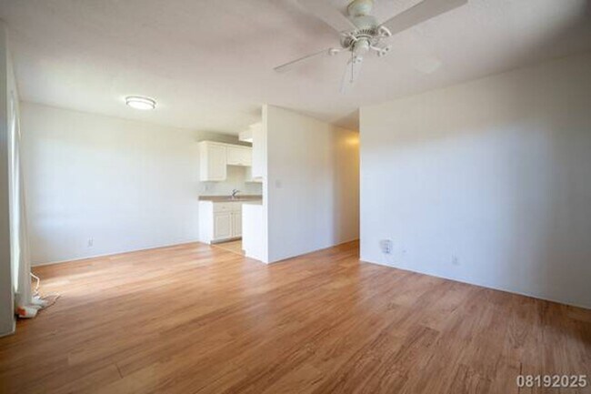 Building Photo - Bright and Cozy 2BR/1BA/1PKG unit in Royal...