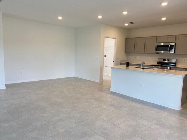 Building Photo - 725 Reggie Rd