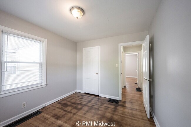 Building Photo - "Charming 2-Bed Home with Gleaming Hardwoo...