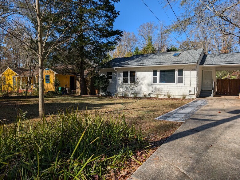 Front Yard - 1096 Oakfield Dr SE