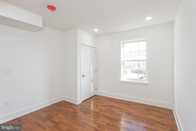 Building Photo - 1100 S 27th St