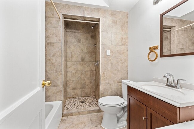 Building Photo - ???UPDATED 3 BEDROOMS AND 1BATH HOME WITH ...