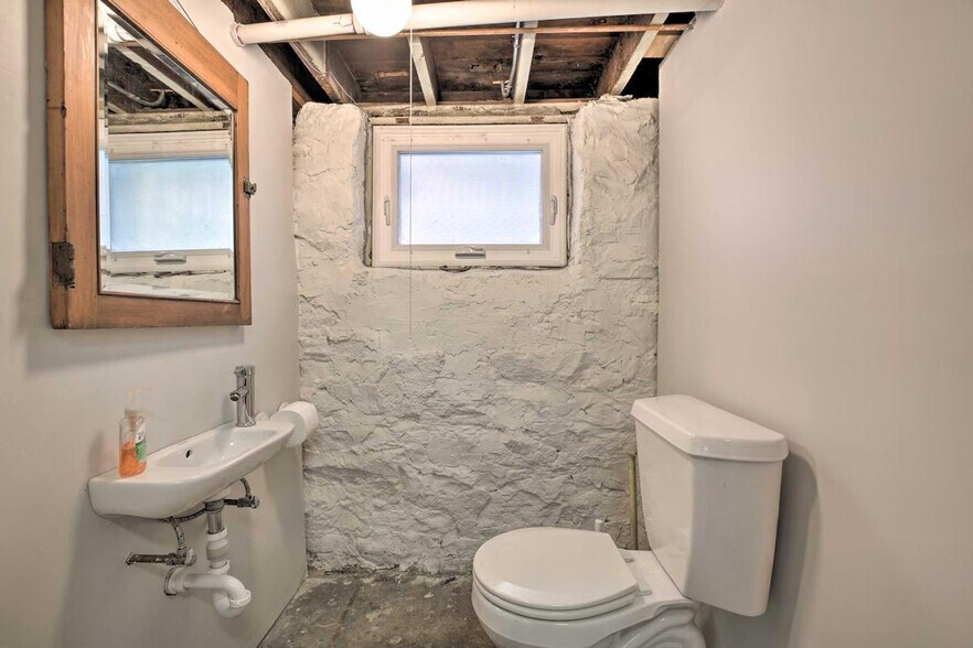 Building Photo - 326 N Grove Ave