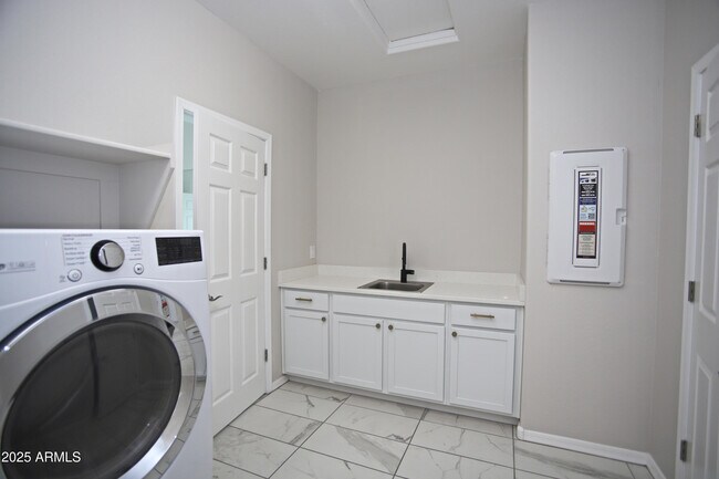 Building Photo - 947 E Ladbroke Way