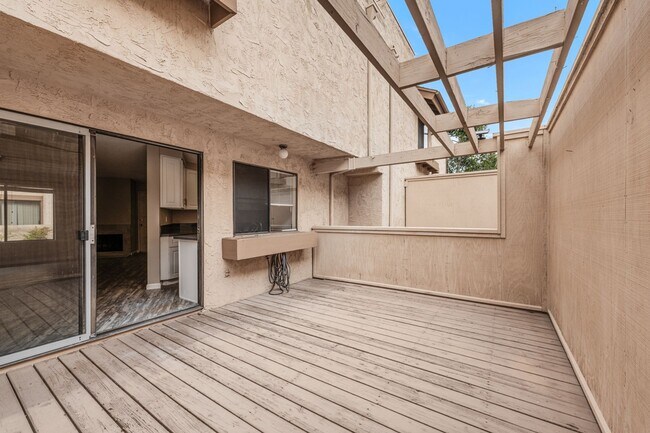 Building Photo - VIAS04