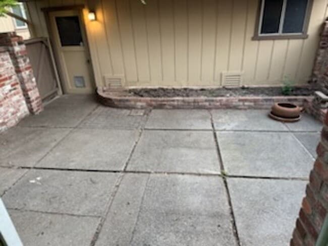 Building Photo - Newley Updated 4 bedroom, 2.5 bathroom Townhome in Citrus Heights!!!