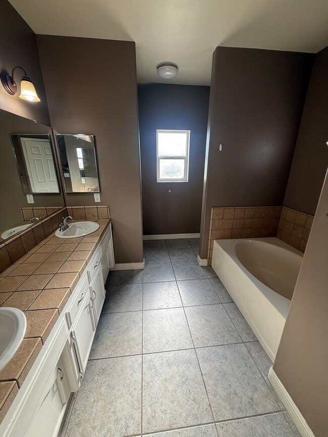 Building Photo - Elegant 3-Bedroom Home in Seven Oaks