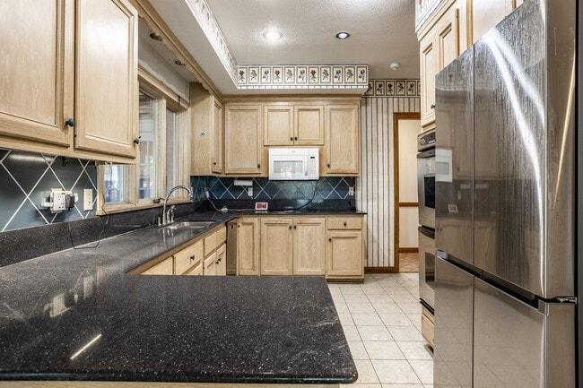 Building Photo - 9628 Summerlakes Dr