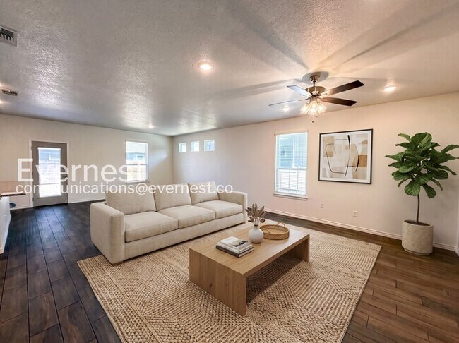 Building Photo - 2212 Hornbeam St