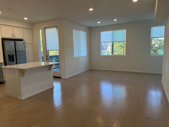 Building Photo - 2 Bedroom condo, 2 car garage, elevator to...