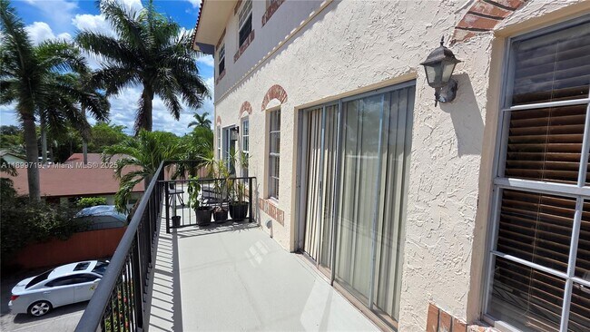 Building Photo - 650 Tennis Club Dr