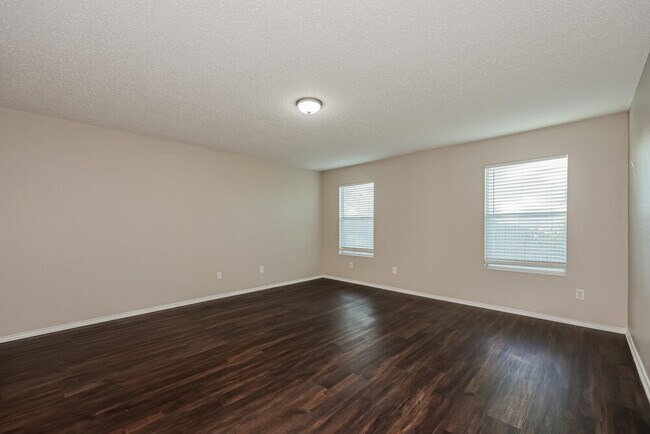 Building Photo - 565 Keble Dr