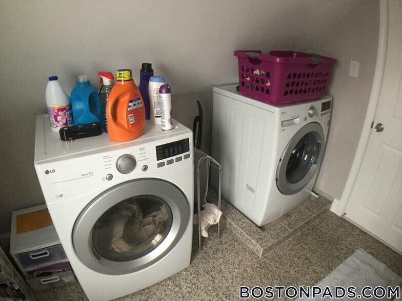 Building Photo - 77 Linden St