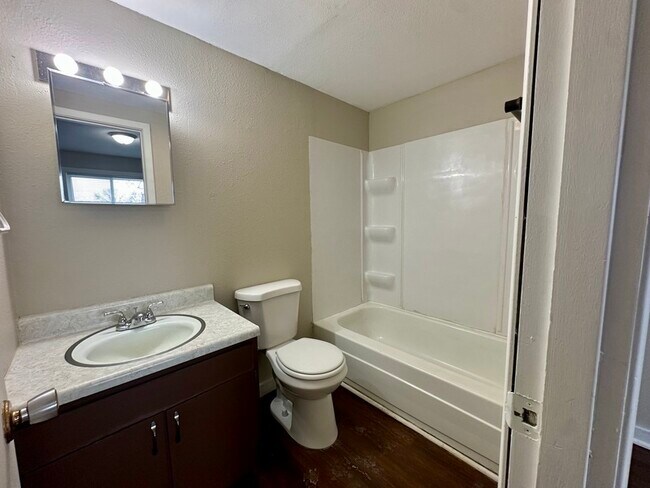 Building Photo - 1485 Meadowview Dr