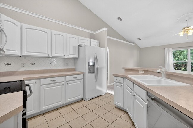 Building Photo - Available NOW - 3/2 Split Plan Home in Eustis with large Florida Rm!