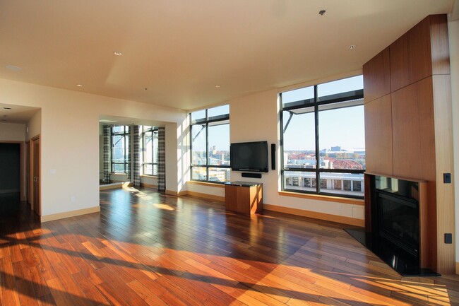 Building Photo - Epitome of Luxury: Spacious 2 Bedroom Pent...