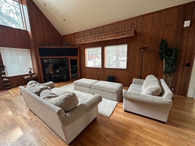 Building Photo - Unique and Spacious 3 Bedroom, 3 Bath Home...