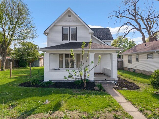 Building Photo - Spacious 4 Bedroom, 2 Bath Home with Detached 2-Car Garage!