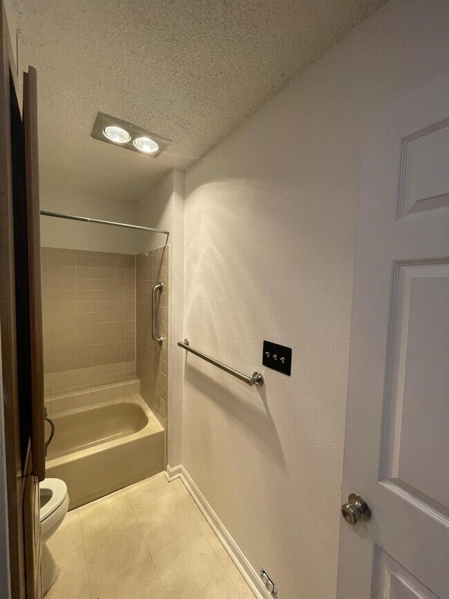 Building Photo - 11843 Braesview