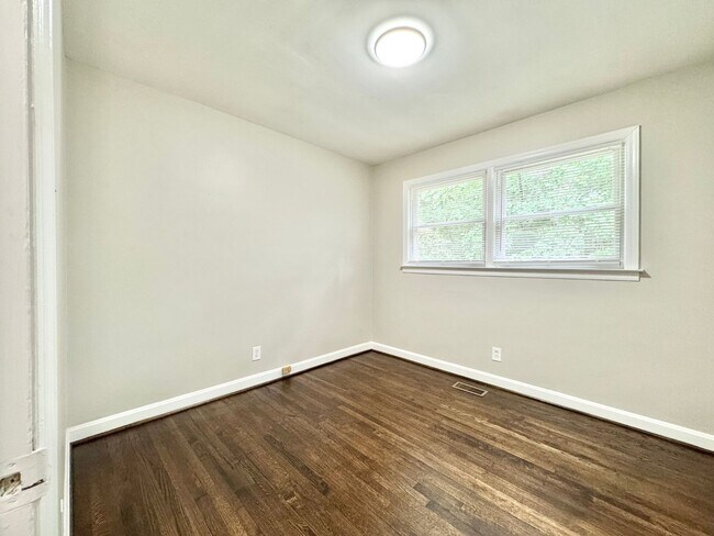 Building Photo - 3 Bedroom home near Guilford College