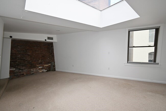 Building Photo - 31 Stanhope St