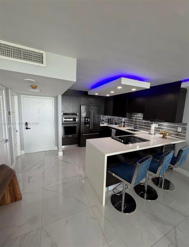 Building Photo - 1420 Brickell Bay Dr