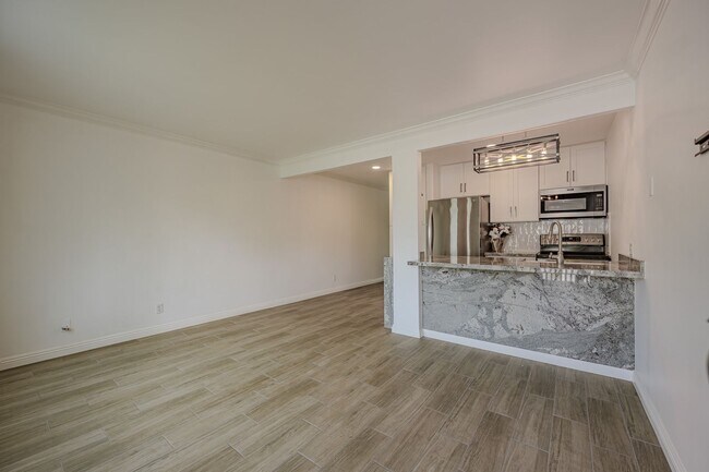 Building Photo - Beautifully Remodeled 1 BD, 1 Mile to beach
