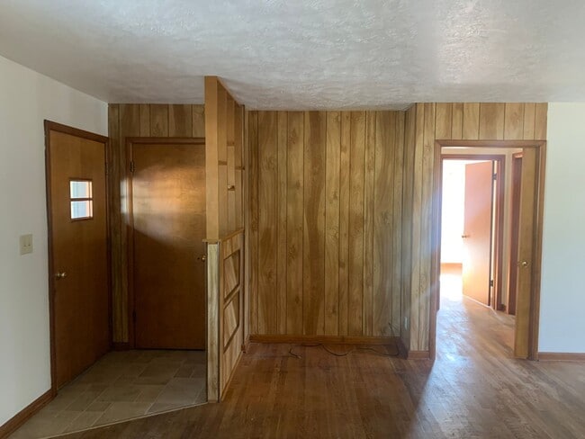Building Photo - 3 bedroom, 1.5 Bath Home located near Skyv...