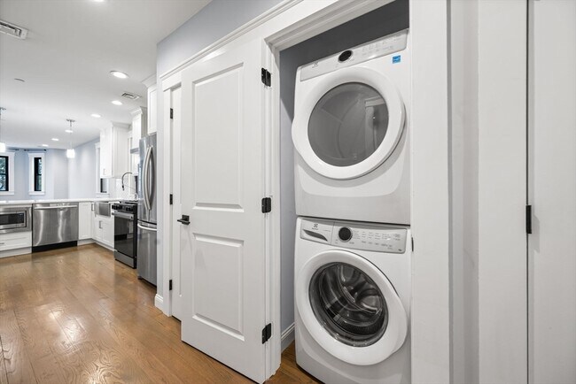 Building Photo - 229 E Eagle St