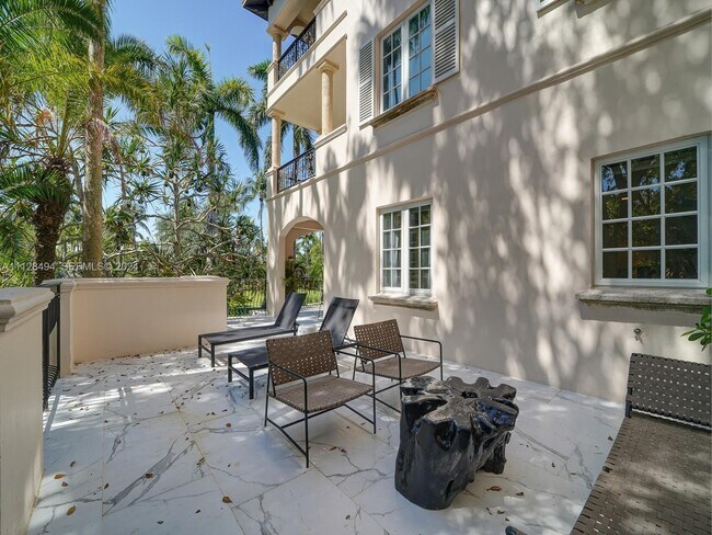 Building Photo - 19117 Fisher Island Dr