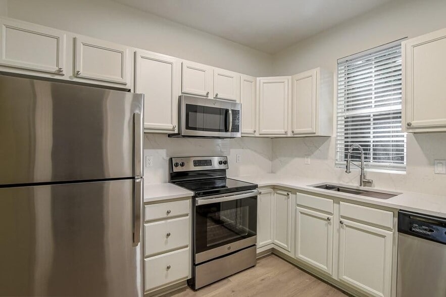 Building Photo - 70 Gardenia Dr NW