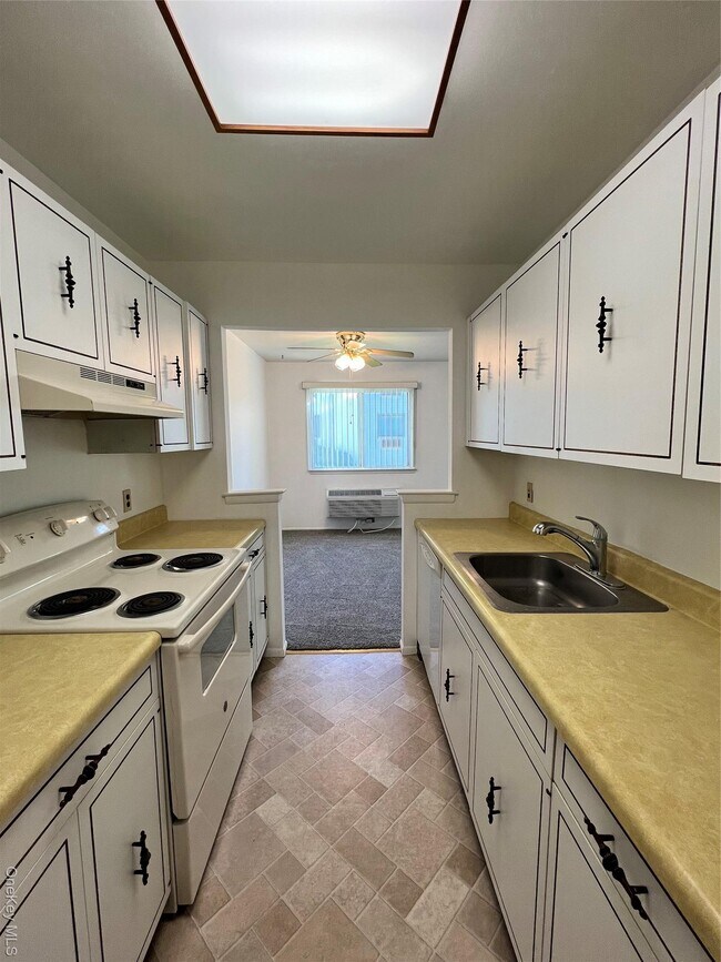 Building Photo - 24 Village Park Dr