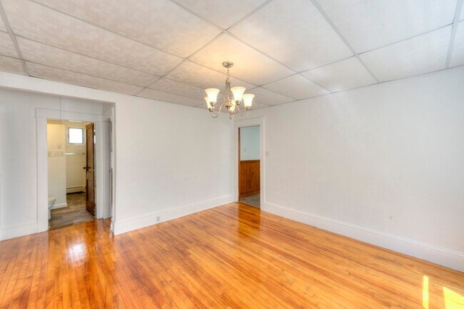 Building Photo - 377 Chandler St