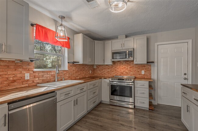 Building Photo - 1022 Landing Way