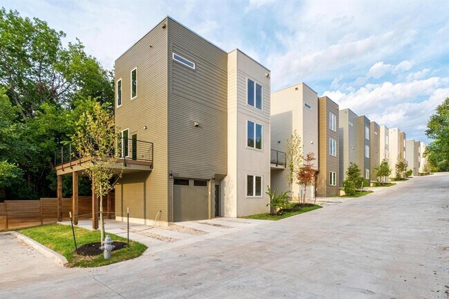 Building Photo - 2309 Montopolis Dr