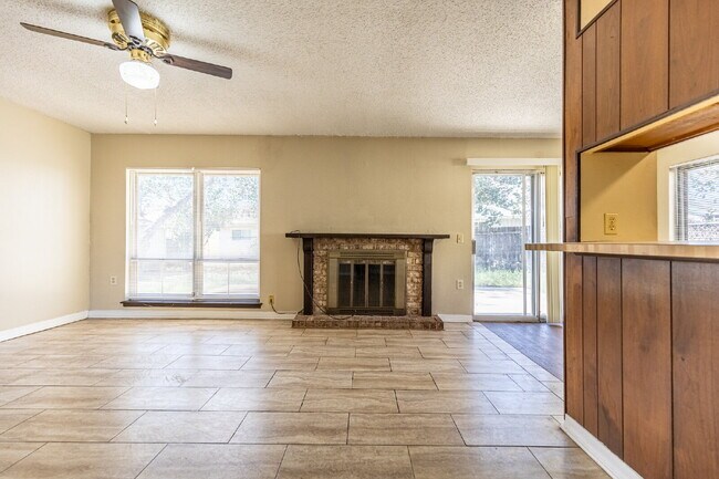 Building Photo - 2943 Keslake St