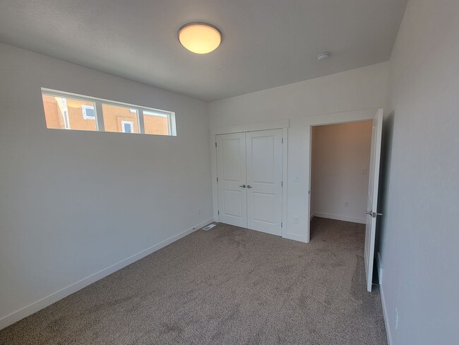 Building Photo - GORGEOUS Spacious Town Home