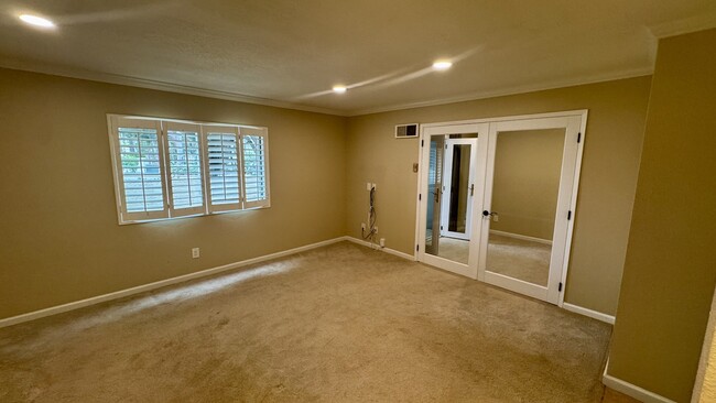 Building Photo - 7425 Charmant Dr