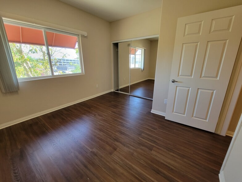 Building Photo - 9610 Zelzah Ave