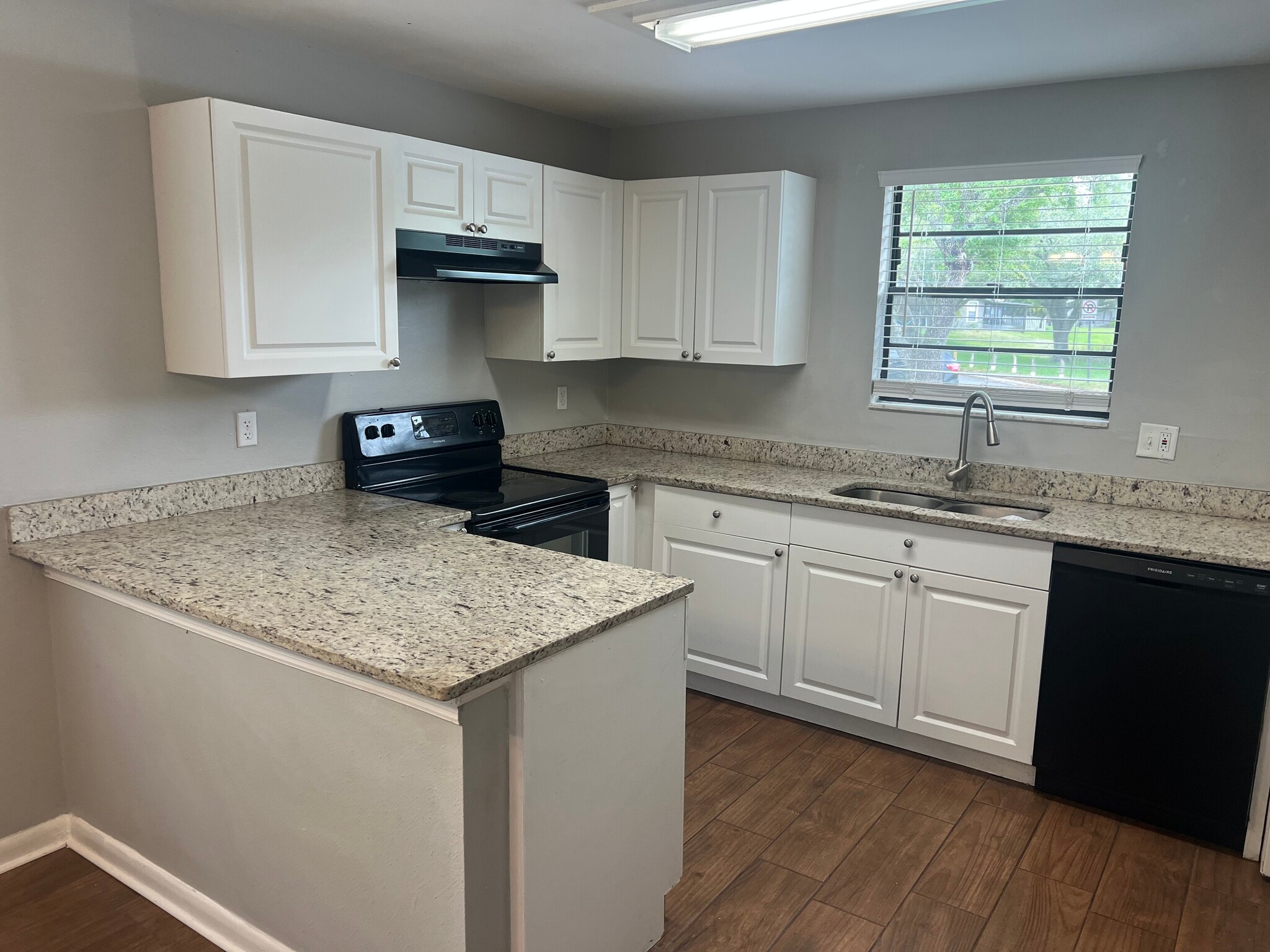 Building Photo - 10101 Lake Oak Cir