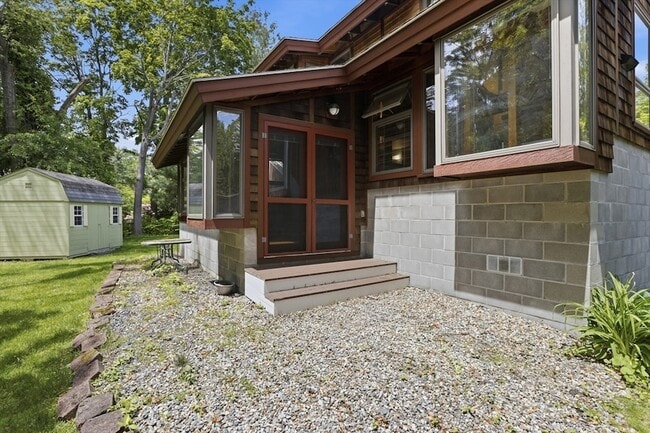 Building Photo - 6 Forest St