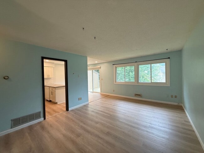 Building Photo - Updated Townhome in Coon Rapids!!  3bed/2bath