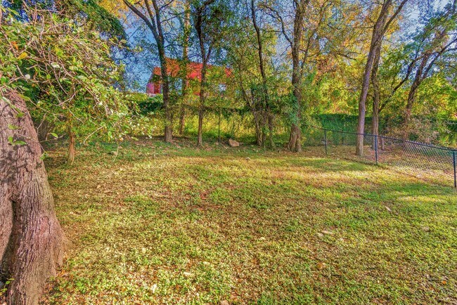 Building Photo - 701 Azie Morton Rd