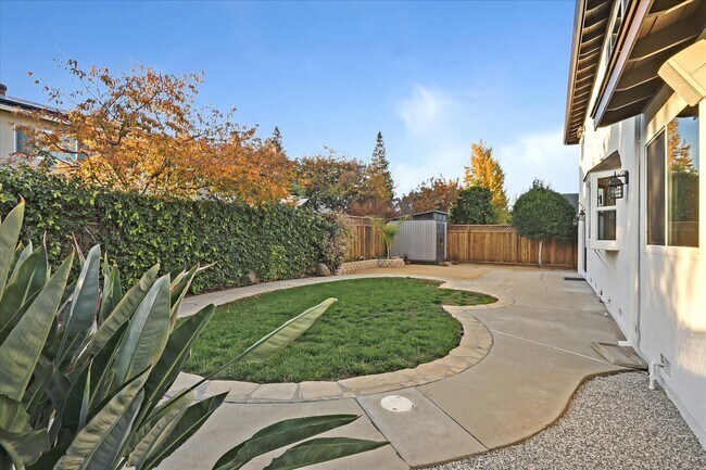 Building Photo - 249 Purple Glen Dr