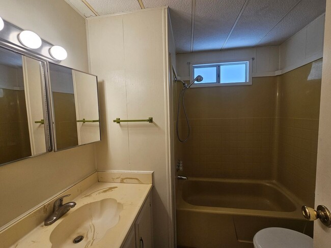 Building Photo - CUTE 2 Bed/2 Bath Mobile on 2 lots in Cent...