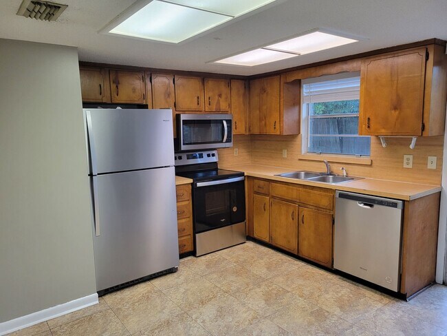 Building Photo - $1095 - 2/1.5 - Arlington - Super Cute - Great Location