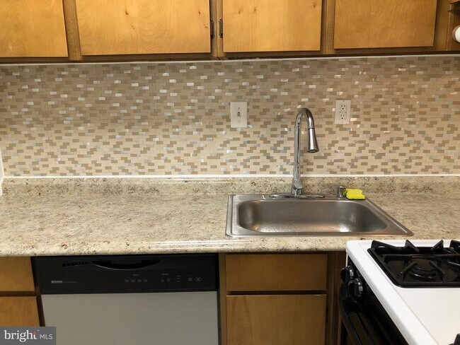 Building Photo - 522 21st St NW