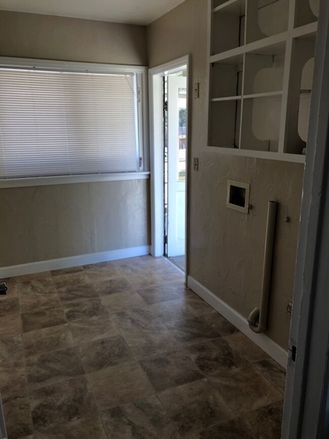 Building Photo - Charming North Bakersfield home!