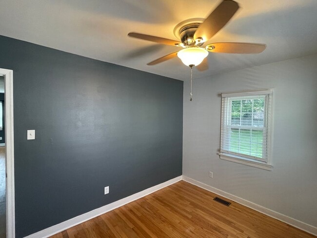 Building Photo - NOW AVAILABLE -  3 Bedroom, 1 Bath Home Ne...